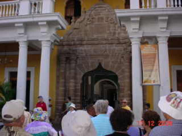 Turistas frente a la Casa de Los Leones